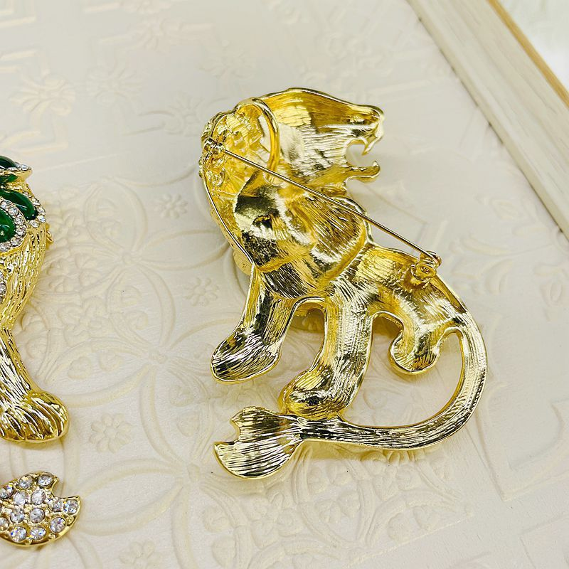 Designer-Elemente: Palace Retro-Brosche mit männlichem Löwen, robuste Anstecknadel, Herren- und Damenschmuck_voghion.com
