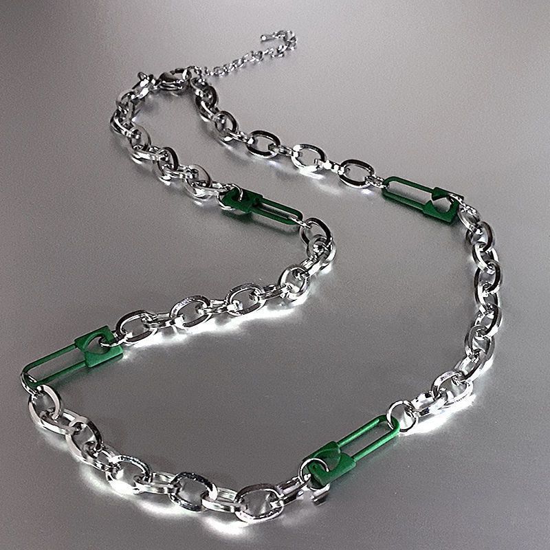 Collana da donna con orso dolce e violento, design di nicchia, catena per felpa con croce avvolta, accessori autunno inverno per_voghion.com