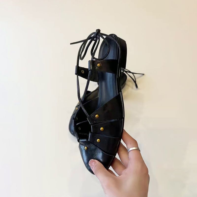 Sandali da donna con punta aperta, eleganti e alla moda, in pelle di pecora e cinturino con rivetti_voghion.com