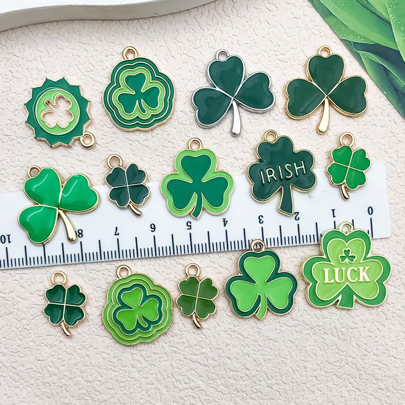 Set di accessori per gioielli fai da te Lucky Clover - 15 pezzi di ciondoli a forma di quadrifoglio e trifoglio per collana, portachiavi, ciondolo (verde, stili misti)_voghion.com