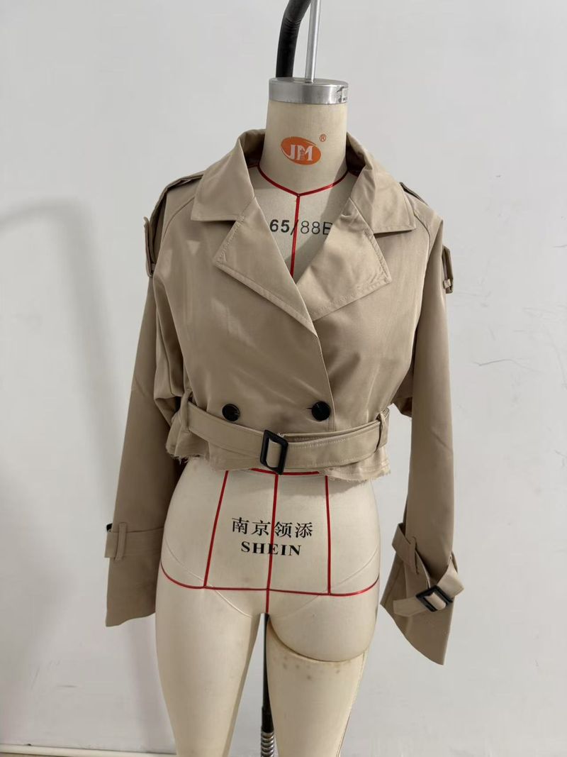 Trench corto a maniche lunghe in stile britannico con scollo a V a due bottoni in pizzo antivento, versatile alla moda_voghion.com