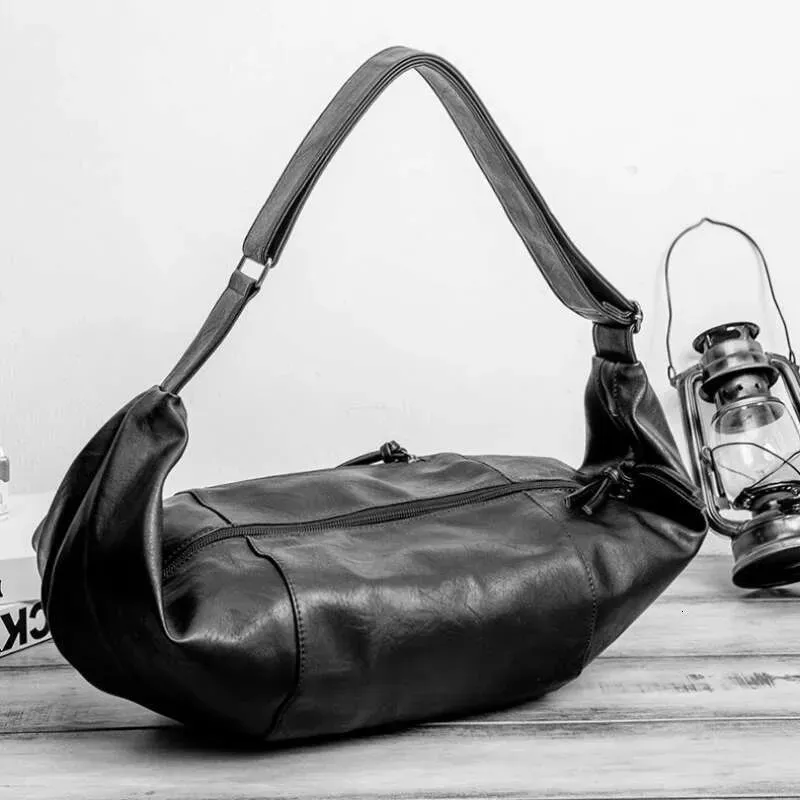 2025 Uomo Hobos Morbida Pelle PU Tracolla Stile Coreano Designer Uomo Casual Grande Capacità Personalità Viaggio Spalla_voghion.com