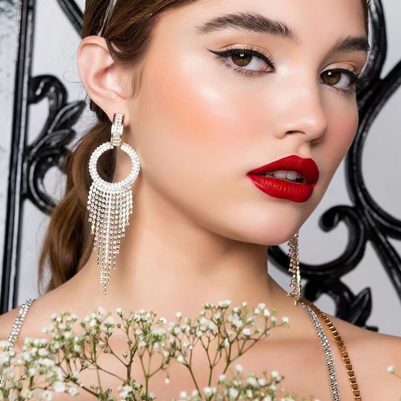 Orecchini esagerati alla moda con nappa lunga e micro diamanti intarsiati rotondi, accessori moda_voghion.com