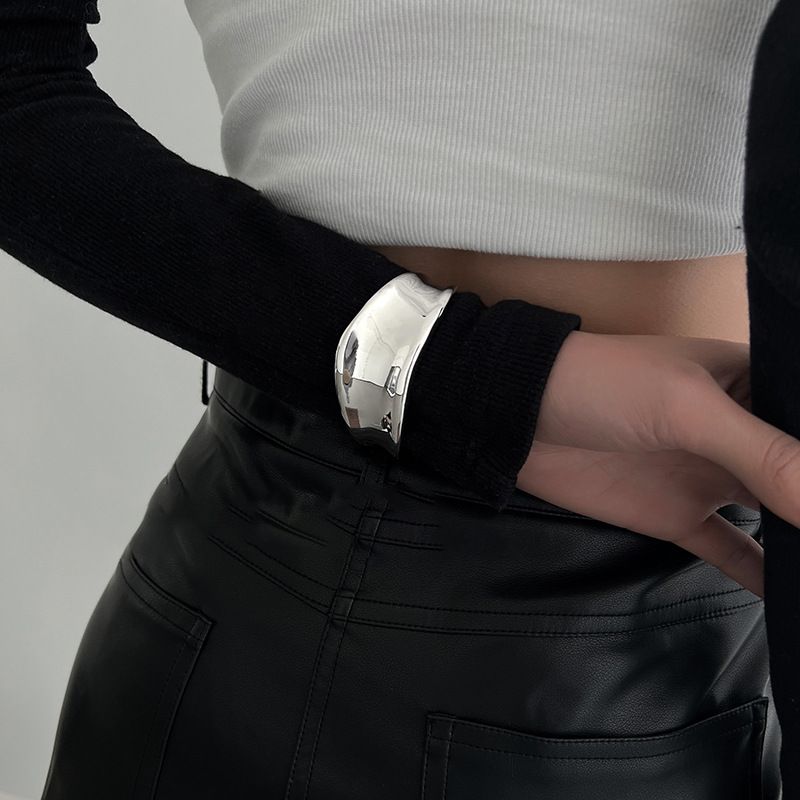 Kale Wand Onregelméisseg Breet Gesiicht Oppen Bracelet, Nische High-End, Modesch an Elegant, Liicht Luxus Handtasche Fir Fraen_voghion.com