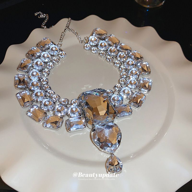 Collana con ciondolo a forma di goccia con cuore quadrato in diamanti intarsiati, catena per clavicola esagerata, lusso leggero e di alta qualità._voghion.com