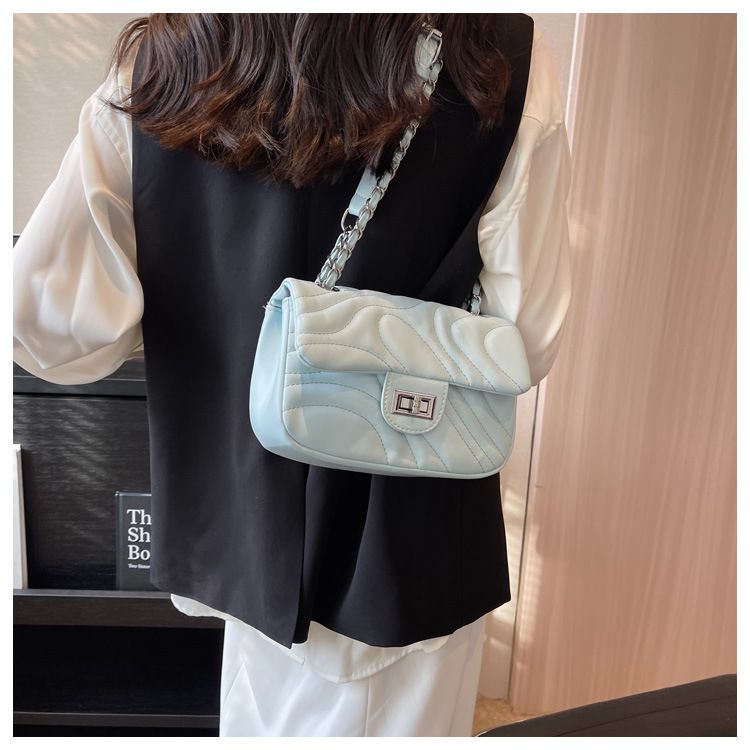 Tegoroczne popularne są uniwersalne damskie torebki na wiosnę i lato. 2024 nowa moda i faktura łańcucha crossbody dla kobiet małe_voghion.com