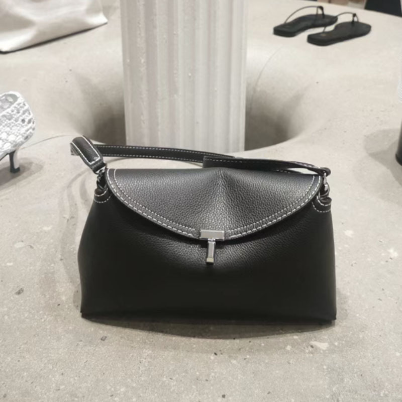 Eine Totem-Handtasche aus Rindsleder mit Klappe im Nischendesign, Savi, dieselbe T-förmige Schnalle, Umhängetasche mit großer Kapazität und einer Schulter_voghion.com