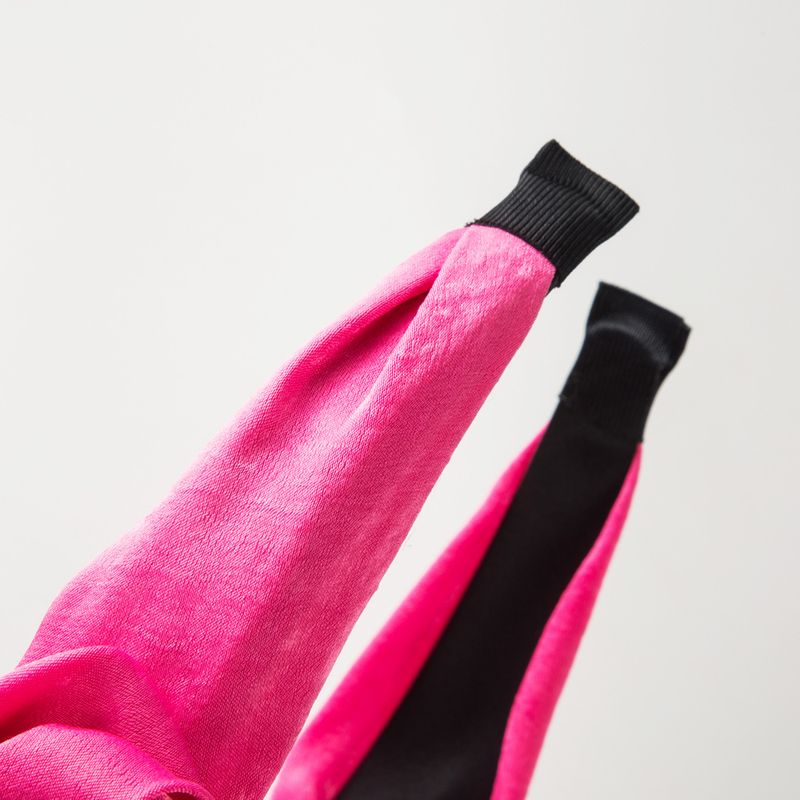 Nuove fasce per capelli in tessuto di rose fatte a mano con fiori finti da donna, che emanano un'atmosfera sofisticata ed elegante per_voghion.com