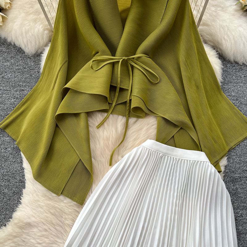 Abito da donna alla moda con colori sfumati, top plissettato con spalline larghe e gonna a pieghe a vita alta_voghion.com
