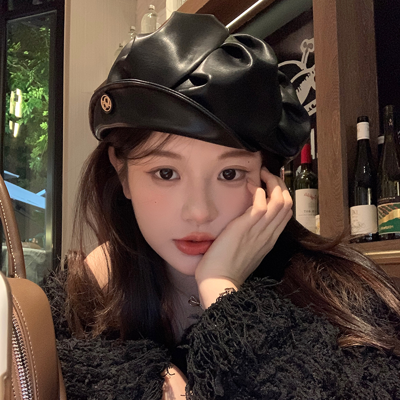 Berretto in pelle nera di alta qualità per l'etichetta di moda di strada femminile, pieghettato ed elegante, che mostra temperamento, pittore di gemme_voghion.com