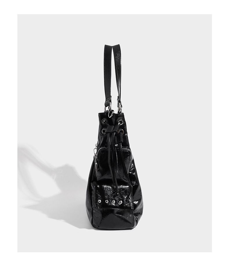 Korea Handtasche Lokomotive Öl gewachstes Leder große Kapazität Nieten Umhängetasche_voghion.com