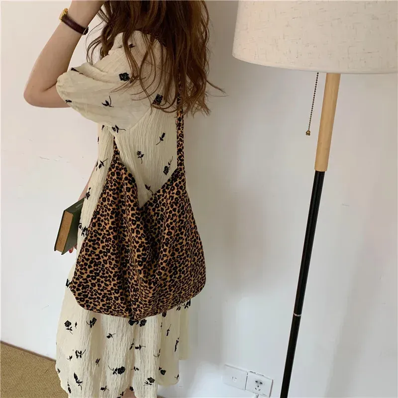 Japanese And Korean Ins Modern Small Leopard Print Messenger Single Shoulder Canvas Bag For Female Student 250114_voghion.com