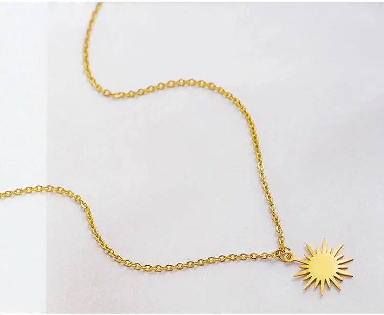 Nuovi arrivi 2025 Nuovo ciondolo a forma di stella e sole in acciaio inossidabile 316 L per donna Collane con clavicola color oro Gioielli alla moda Regalo di San Valentino_voghion.com