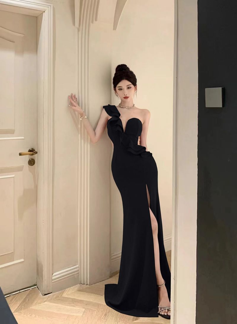 Abito da sirena con spalle scoperte, orlo asimmetrico e inserti in rete trasparente - Abito da sera con spacco profondo per feste e serate di gala (nero/bordeaux, S-XL)_voghion.com