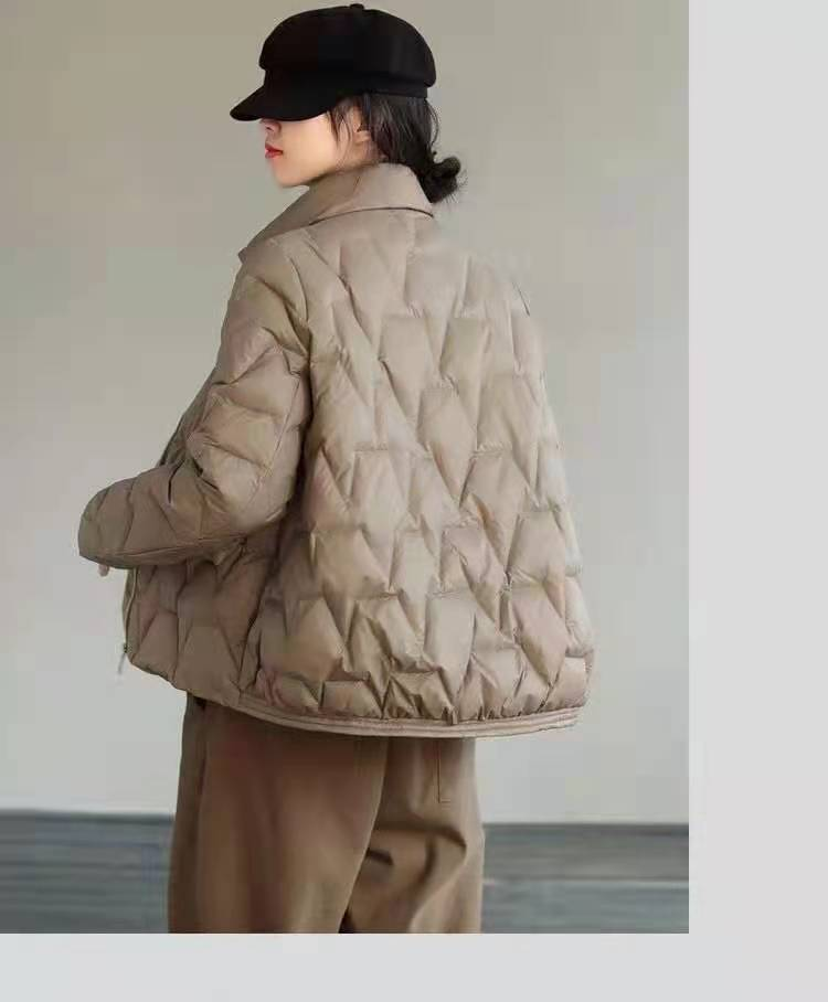 Casaco feminino leve com gola alta e pato branco quente_voghion.com