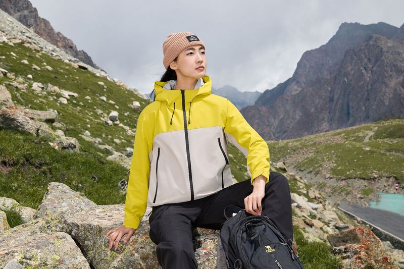 Graphene Thermal Group zakupiła wiatroodporną, wodoodporną, ciepłą, outdoorową kurtkę z nadrukiem, podszytą polarem_voghion.com