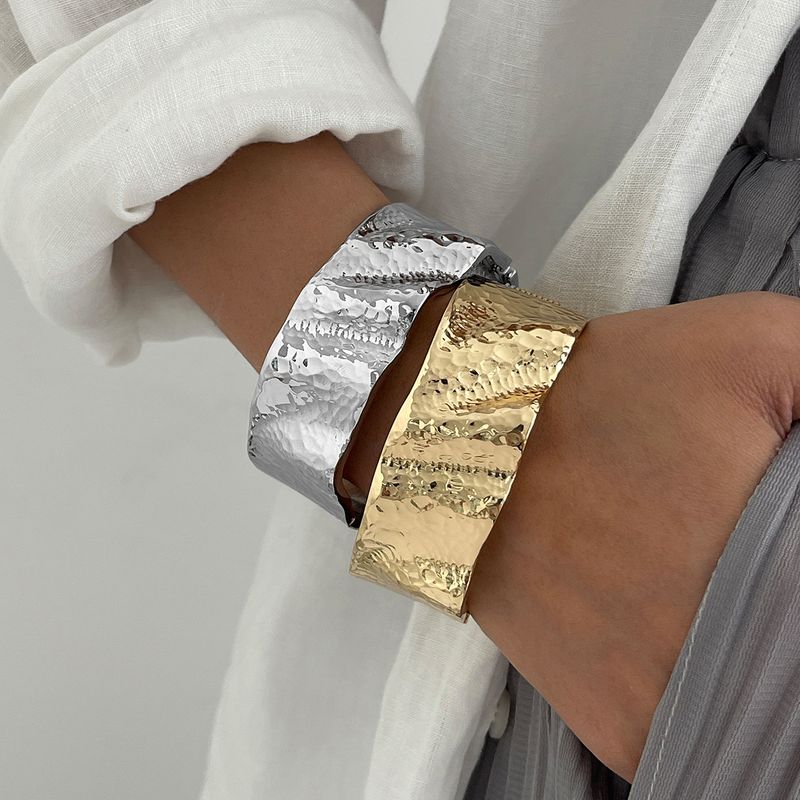 Modisches, plissiertes, gehämmertes Punk-Armband mit unregelmäßigem Schmuck_voghion.com