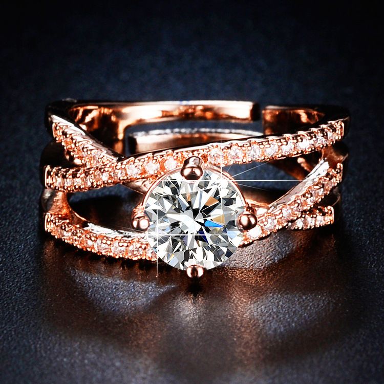 Streaming live di un anello di moissanite da un carato, intrecciato con vite e tre generazioni, design dell'anello di fidanzamento_voghion.com