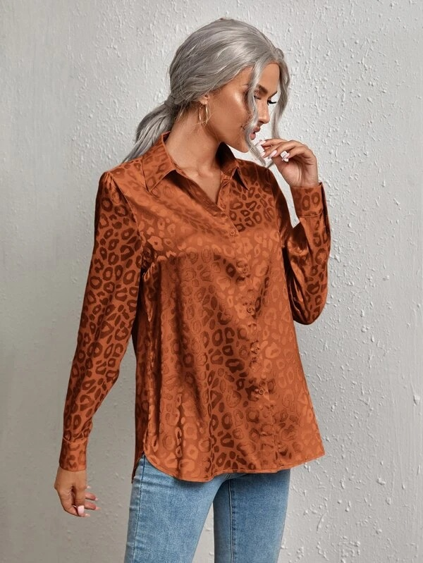 Camicia da donna a maniche lunghe con colletto aperto e bottoni, modello leopardato, modello 2025, in jacquard_voghion.com