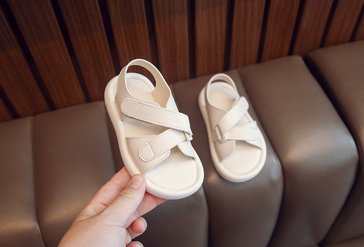 2024 Sandali versatili per bambini semplici alla moda da spiaggia della nuova ragazza estiva 2024 Scarpe singole di marca alla moda con suola morbida_voghion.com