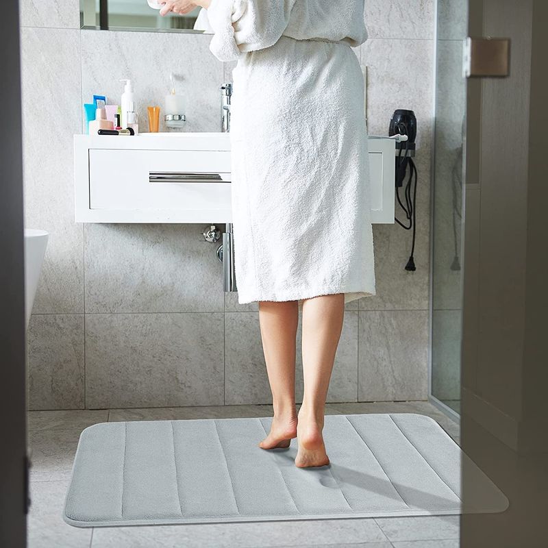 Tappetino da bagno morbido e assorbente - Tappeto da doccia antiscivolo per il pavimento del bagno (cuscino in memory foam grigio/bianco, 24"X16"), lavabile in lavatrice e ad asciugatura rapida._voghion.com