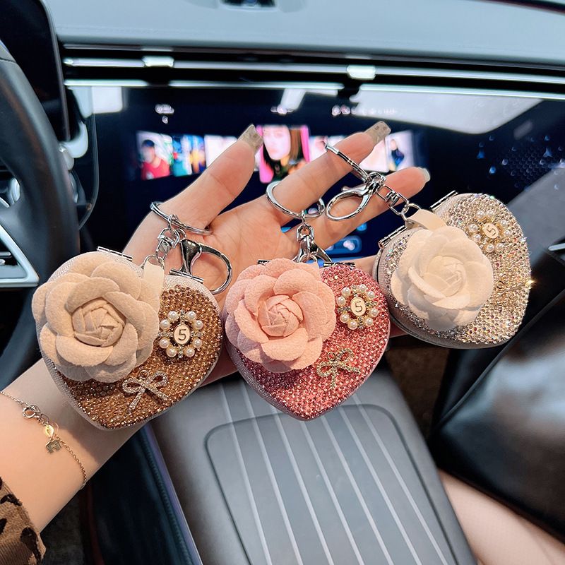 Nuovo portachiavi per auto con ciondolo per borsa con perline e specchio pieghevole portatile a forma di cuore di camelia con strass_voghion.com
