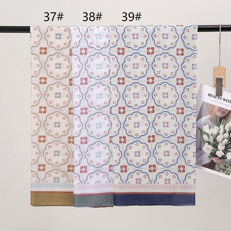 Muslimsk hodeskjerf Blomstertrykk stor størrelse 110 kvadratisk skjerf kvinnelig sørøstasiatisk populært malaysisk hodeskjerf for kvinner_voghion.com