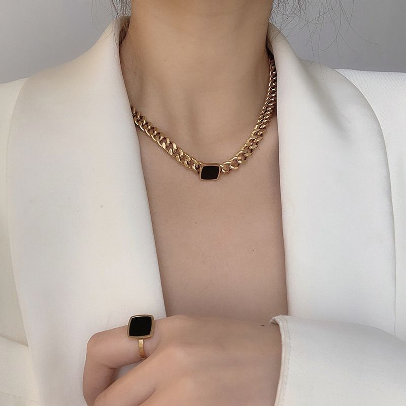 Collana spessa in acciaio al titanio esagerata alla moda con personalità, versatile, con catena a forma di clavicola quadrata nera._voghion.com