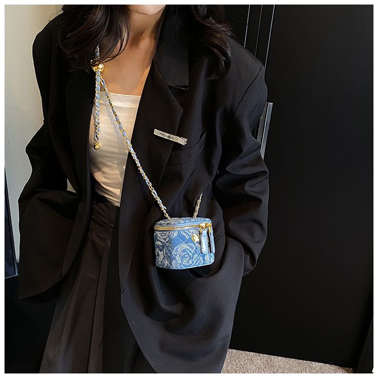 Xiaoxiangfeng Mini Lingge Chain Shoulder for Women 2024 New and Fashionable Crossbody Bag, Popular on the Internet,_voghion.com