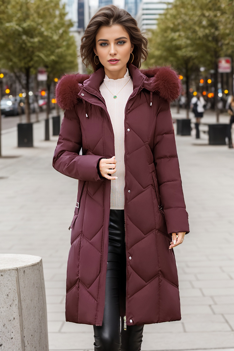Warme Damenjacke im Winterstil ist lang und dick mit schwerem Haarband und Hutmantel_voghion.com
