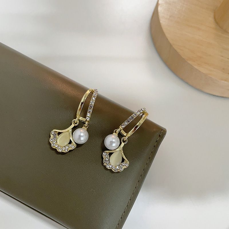 Orecchini Sansheng Youxing con pietra occhio di gatto super lucida e intarsio di diamanti, clip per orecchini in foglia d'argento, design ad ago d'argento, orecchini di celebrità di Internet_voghion.com