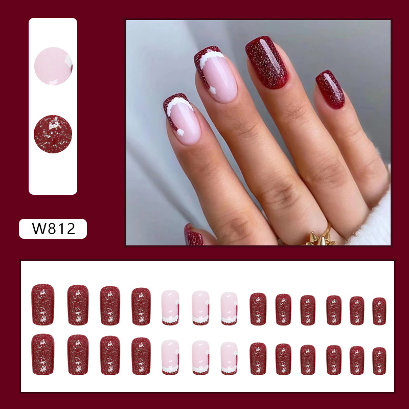 Mittellange, explosive, blutrote, süße Weihnachtsmütze, süßes Mädchen mit Nagelkunst, das fertiges Produkt trägt_voghion.com