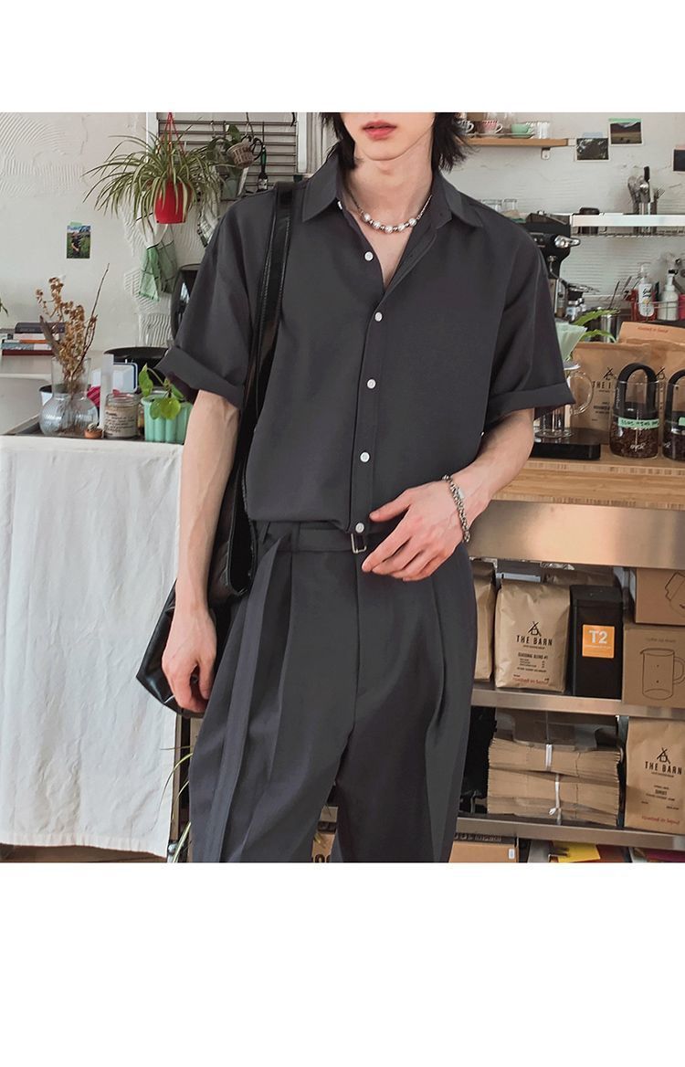 Completo casual da ufficio ispirato: camicia a maniche corte con spalle scese e pantaloni dritti e comodi, leggero misto poliestere-lino per l'estate_voghion.com