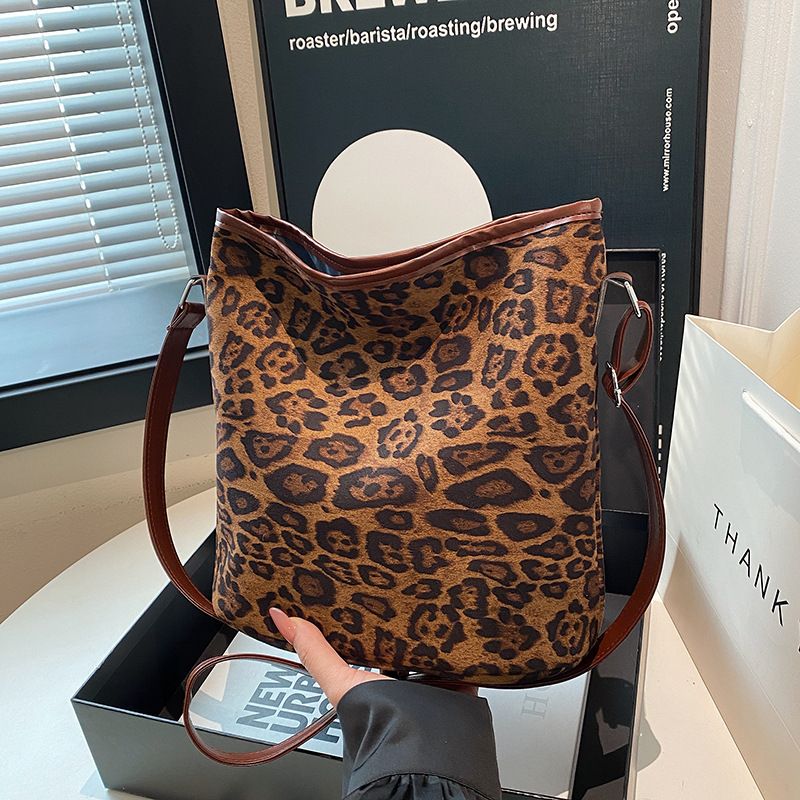 Pelle di daino in velluto con stampa leopardata, grande capacità per le donne, 2024, nuovo secchiello coreano alla moda, versatile, spalla e ascella_voghion.com