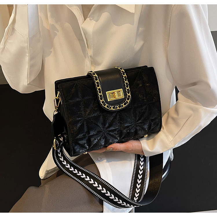 Borsa a tracolla da donna alla moda 2024 primavera nuova moda rete versatile rossa con tracolla piccola quadrata larga diamante_voghion.com