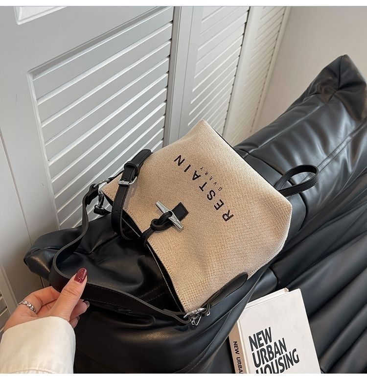 Design de nicho da moda deste ano 2025 Novas bolsas femininas casuais versáteis de lona crossbody de mão_voghion.com