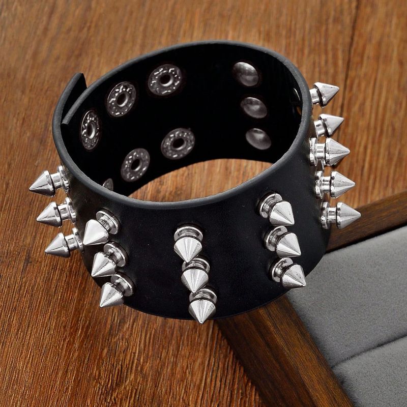 Braccialetto in pelle da uomo con rivetti esagerati in stile punk europeo e americano, in saldo transfrontaliero_voghion.com