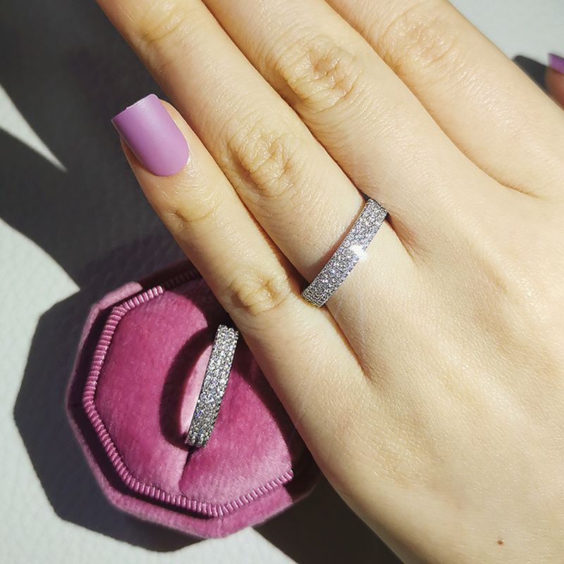 Anello semplice con diamante pieno di zirconi di lusso Senso di design avanzato di minoranza femminile r4577_voghion.com