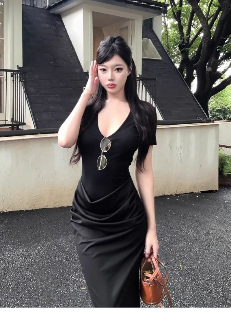 Schwarzer V-Ausschnitt, gerüschtes Design, kurze Ärmel, für Damen, Sommer, koreanischer Stil, lässig, elegant, schmale Passform, figurbetontes langes Kleid_voghion.com