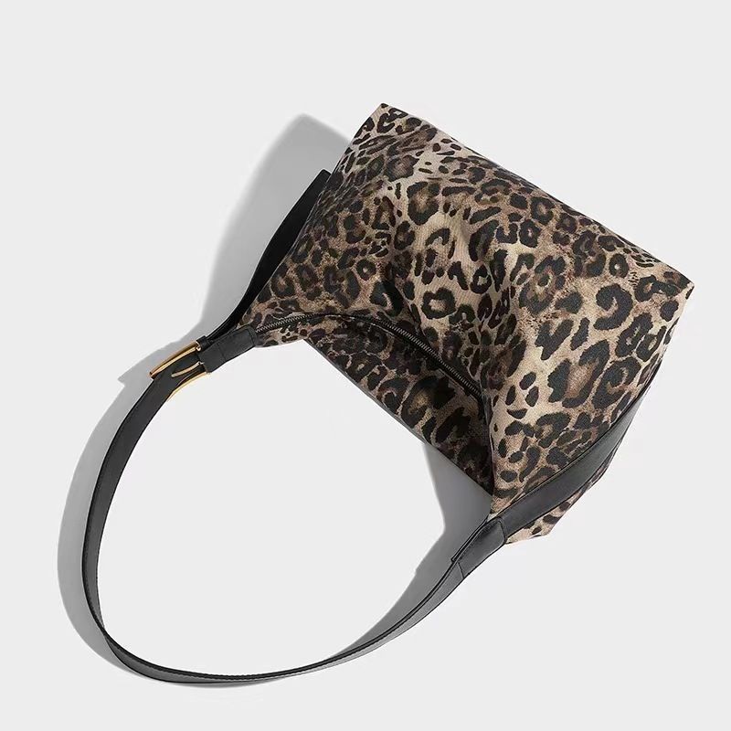 2025 Herbst und Winter Neue Leopard Unterarm Faule Umhängetasche Reißverschluss Mode Hundert Taschen Lässig Täglich Einfache Pendeln Personalisiert_voghion.com