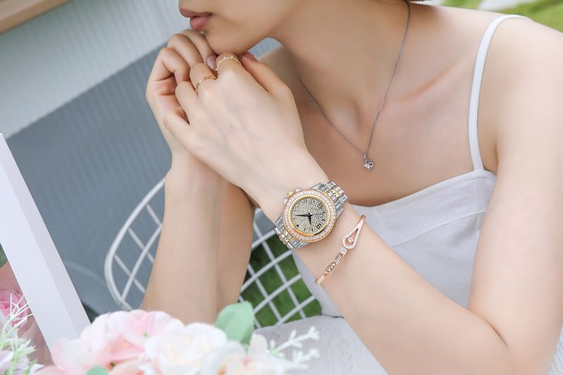 Luxuriöse Herren-Quarzuhr mit Zifferblatt mit Diamanten, Edelstahlarmband, wasserdicht, modisches und elegantes Design für legere und formelle Anlässe_voghion.com