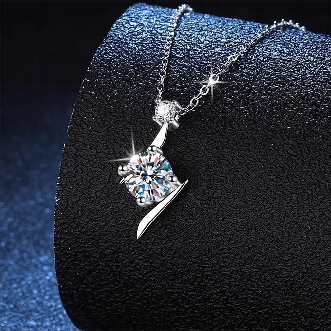 Collier en argent S en forme de S avec pendentif en mosonite éclair pour femme avec un design unique et une chaîne de cou de luxe légère et polyvalente_voghion.com