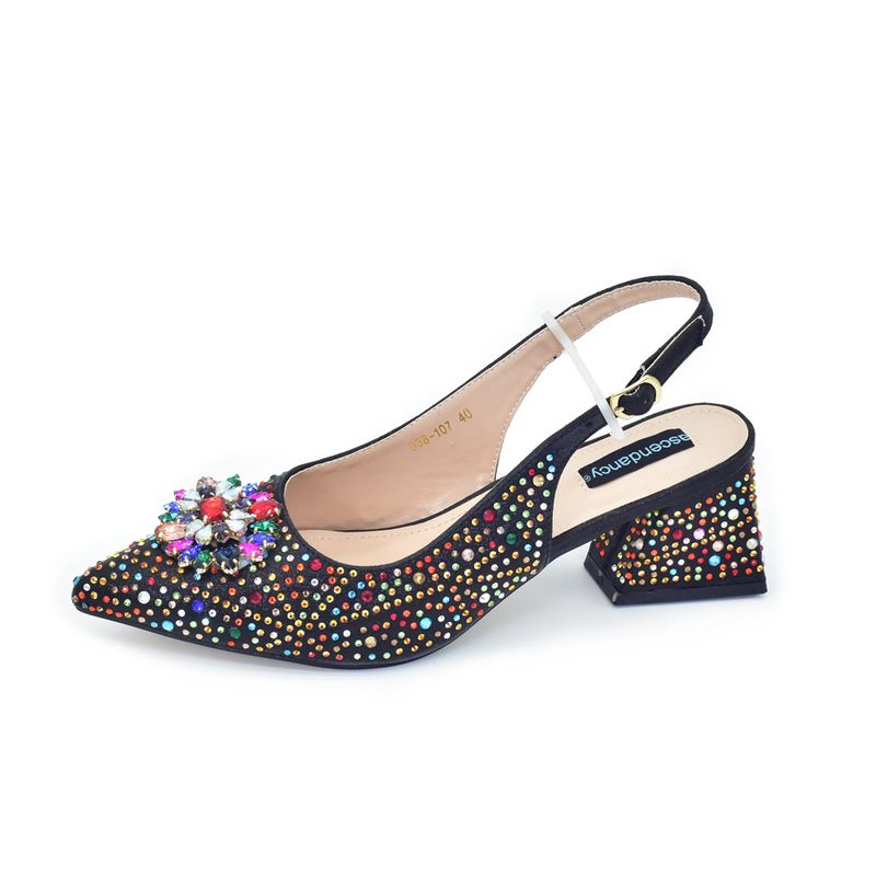 Scarpe con tacco medio e punta a punta in strass con design a tacco alto con diamanti abbinate a una borsa da sera alla moda con diamanti._voghion.com