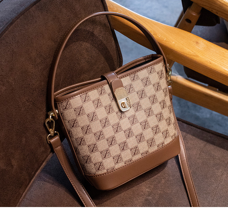 2023 Nuova borsa di vendita calda Borsa a secchiello per l'acqua Borsa da donna di lusso leggera Borsa a mano piccola borsa quadrata Borsa a tracolla con una spalla retrò_voghion.com
