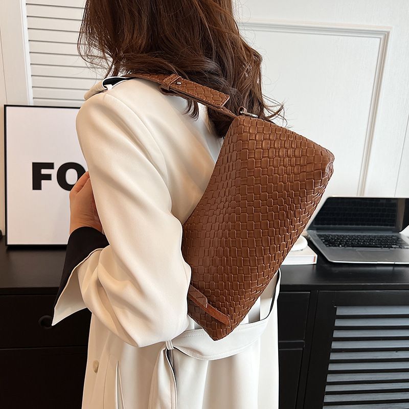 Piccolo design di nicchia per le donne 2023 nuova popolare trama tracolla larga moda borsa a tracolla singola ascellare_voghion.com