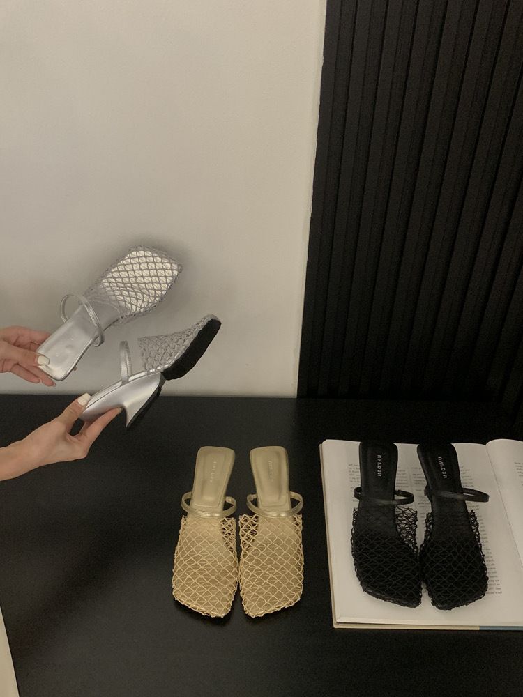 Sandali con tacco a zeppa in maglia nera traspirante casual alla moda estiva 2024 da donna francesi, con testa quadrata cava, di nicchia_voghion.com