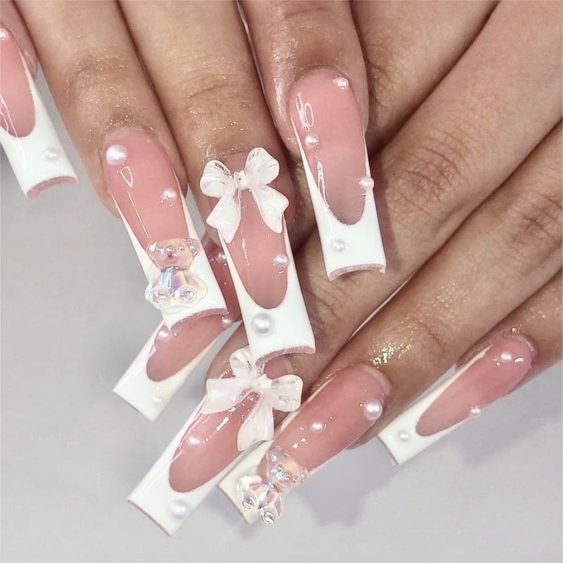 Nail art en perles avec un nœud en forme d'ours en peluche tridimensionnel de style français et une conduite d'eau allongée portant une armure Appuyez sur les ongles_voghion.com