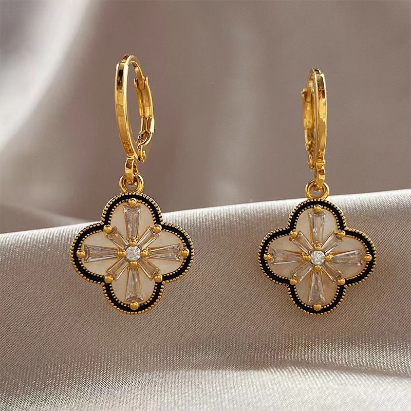 Dobbeltsidig kløver for kvinner med diamantinnlegg, luksuriøse elegante og edle temperamentøreringer_voghion.com