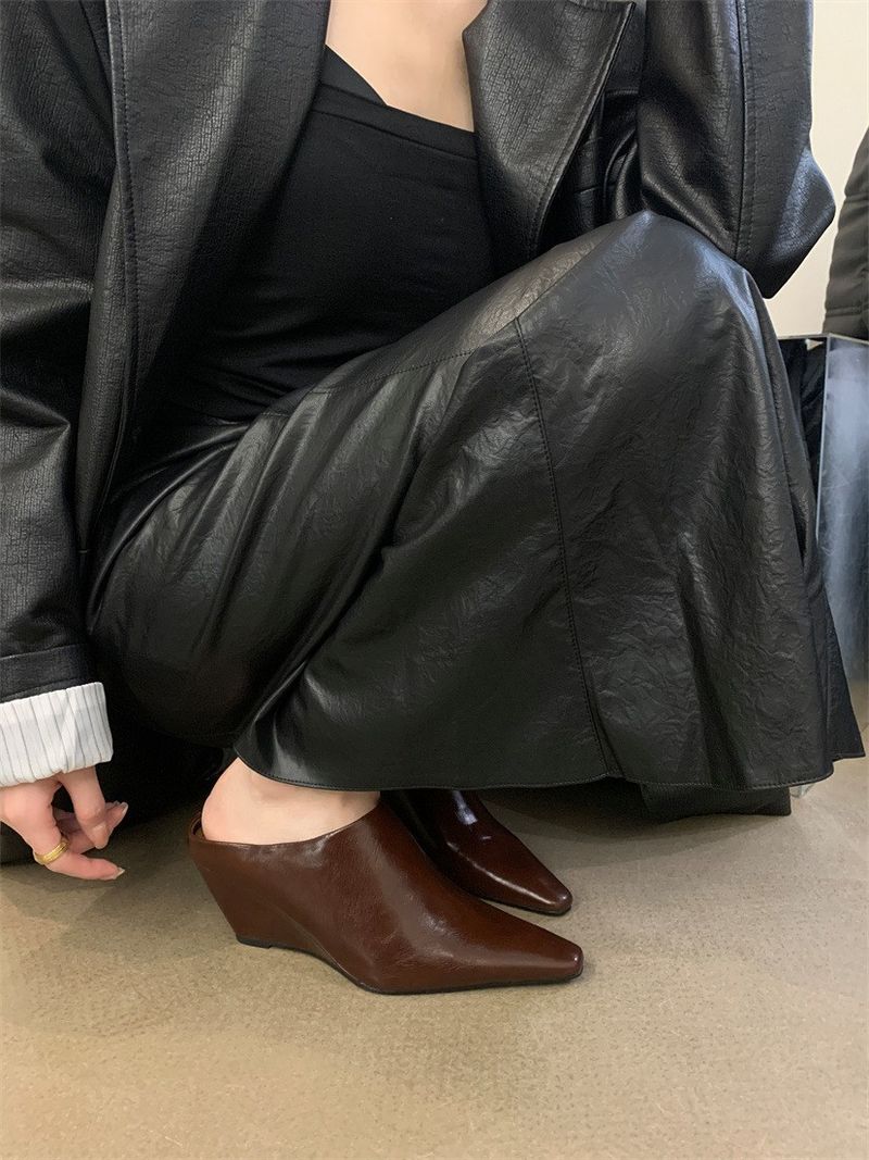 Νέες γυναικείες παντόφλες Baotou με κεκλιμένο τακούνι για άνοιξη/καλοκαίρι 2024, μοντέρνες, με μοναδικό σχεδιασμό, ψηλοτάκουνα ενός βήματος_voghion.com