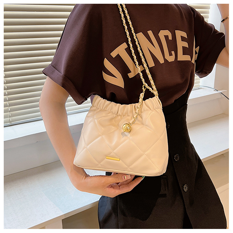 Crossbody-väska för kvinnor, mjukt läder, stor kapacitet Modeveckad kedja Axelväska Fritidsväska Crossbody-väska med dragsko_voghion.com
